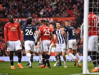 [ẢNH] Mourinho cay đắng, sao M.U thất thểu khi dâng cúp vô địch cho Man City