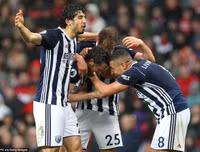 [ẢNH] Mourinho cay đắng, sao M.U thất thểu khi dâng cúp vô địch cho Man City