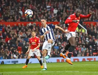 [ẢNH] Mourinho cay đắng, sao M.U thất thểu khi dâng cúp vô địch cho Man City