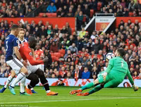 [ẢNH] Mourinho cay đắng, sao M.U thất thểu khi dâng cúp vô địch cho Man City