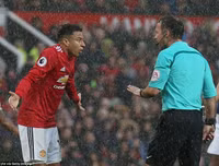 [ẢNH] Mourinho cay đắng, sao M.U thất thểu khi dâng cúp vô địch cho Man City