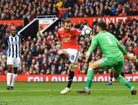 [ẢNH] Mourinho cay đắng, sao M.U thất thểu khi dâng cúp vô địch cho Man City
