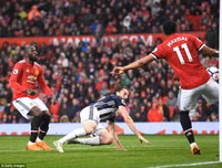 [ẢNH] Mourinho cay đắng, sao M.U thất thểu khi dâng cúp vô địch cho Man City