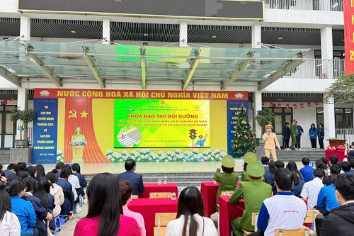 Hơn 2.200 thầy và trò trường THPT Khương Đình được tập huấn kỹ năng lái xe an toàn