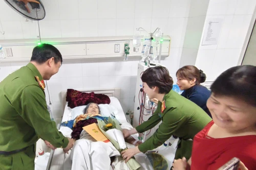 Trao gửi yêu thương, mang niềm vui tinh thần đến với các nữ bệnh nhân 