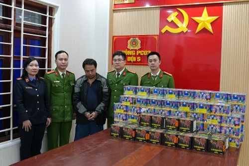 Nhân viên giao hàng chuyển phát nhanh thiết lập đường dây mua bán pháo 'khủng'