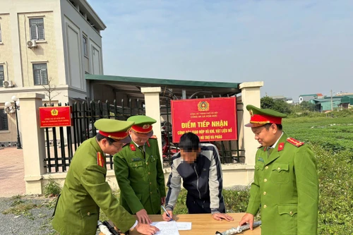 Công an xã Hoài Đức vận động giao nộp vũ khí, vật liệu nổ, công cụ hỗ trợ