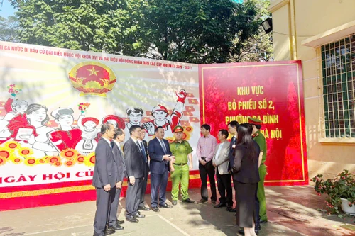 Những ‘vòng tròn thép’ lặng thầm bảo vệ an toàn ngày bầu cử