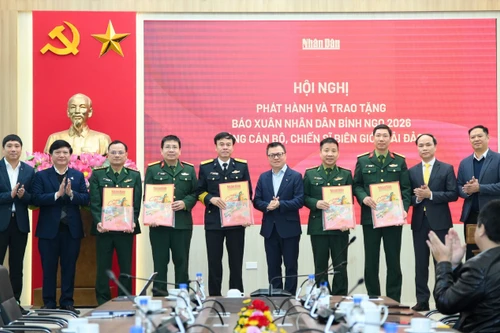 40.000 số Báo Nhân Dân Xuân Bính Ngọ đến với cán bộ, chiến sĩ biên giới, hải đảo