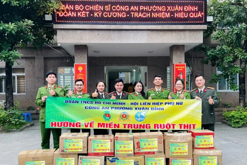 Công an phường Xuân Đỉnh chung sức vì bà con vùng lũ