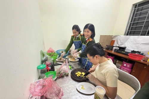 Ấm nghĩa tình ‘Nồi cháo đồng đội’