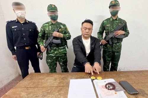 Người đàn ông nước ngoài mang gần 800gr vàng trái phép vào Việt Nam