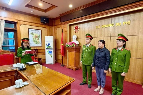 Để "cát tặc" khai thác trái phép, Phó Giám đốc Trung tâm hành chính công bị khởi tố