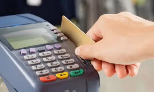 Lợi dụng thanh toán thẻ rút tiền trái quy định qua máy POS