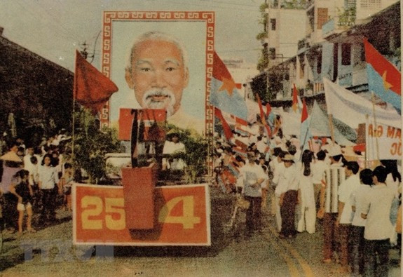 nhan-dan-ha-noi-di-bo-phieu-bau-quoc-hoi-thong-nhat-ngay-25-4-1976-anh-tu-lieu.jpg