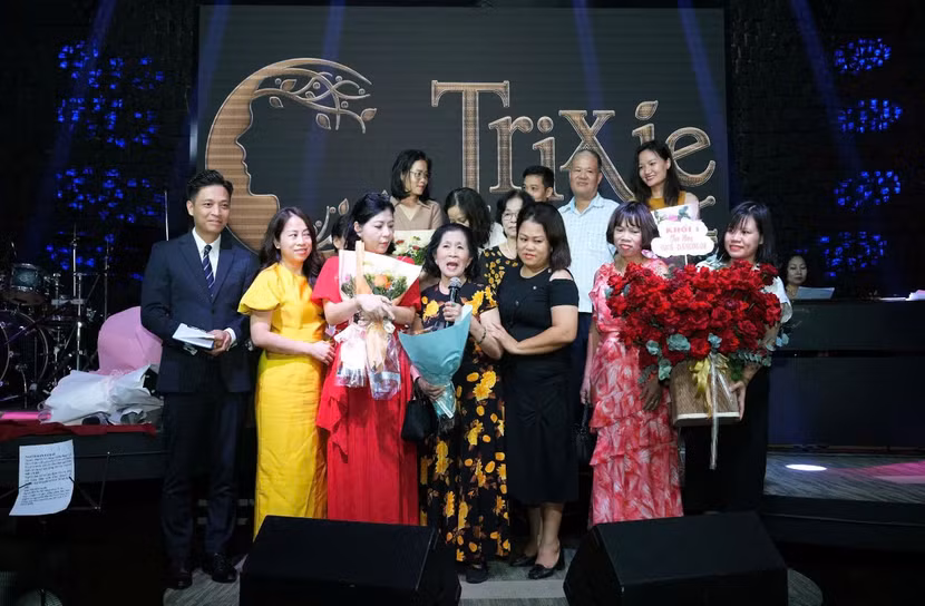 nguoi-than-chuc-mung-dem-nhac-thanh-cong-cua-dinh-phuong-anh.jpg