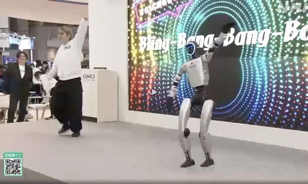 Robot AI hình người thu hút sự chú ý tại triển lãm ở Tokyo