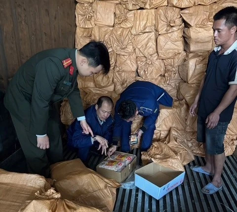 Chặn 3 xe container chứa hơn 12 tấn trứng non, sụn gà, mỡ...không rõ nguồn gốc