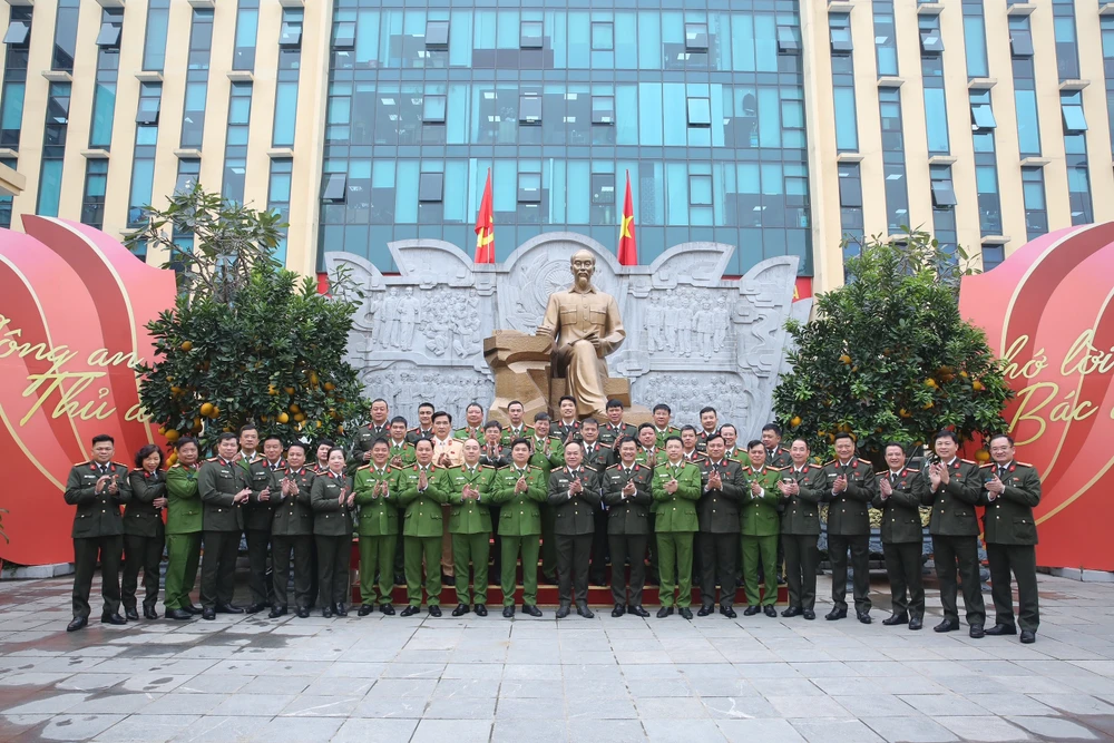 Đã cùng nhân dân Thủ đô có một cái Tết “an ninh, an toàn và an bình”