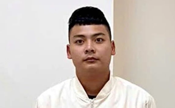 Vờ giúp người, cầm 25.000 USD lên ô tô phóng chạy