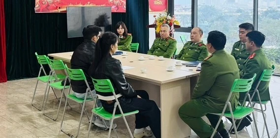 Thủ trưởng Cơ quan Cảnh sát điều tra Công an Hà Nội trực tiếp vận động đối tượng truy nã ra đầu thú 