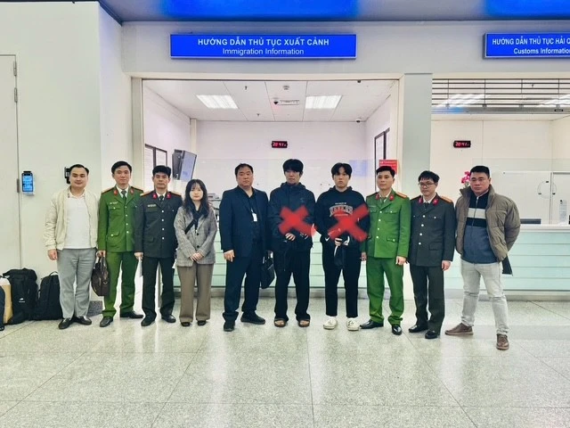 Bàn giao 2 đối tượng truy nã đỏ của Interpol cho Hàn Quốc