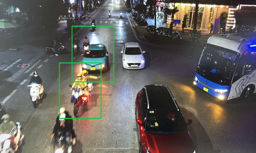 Camera AI ghi lại hình ảnh xúc động lực lượng CSGT Hà Nội kịp thời giúp đỡ người dân