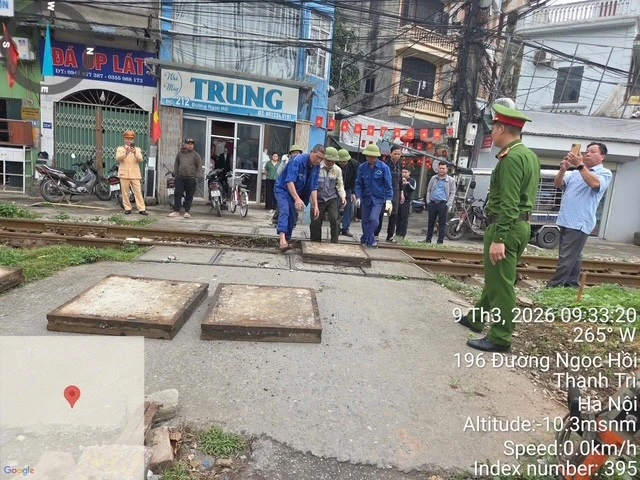 Cảnh sát giao thông Hà Nội phối hợp bịt 5 lối mở tự phát trên tuyến đường sắt huyết mạch