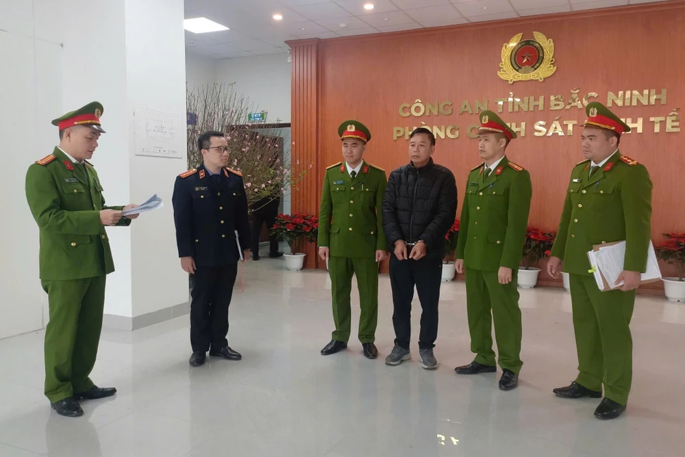 Tạm giam chủ cơ sở trộn hóa chất cấm sử dụng để chế biến hàng tấn riềng xay tươi 