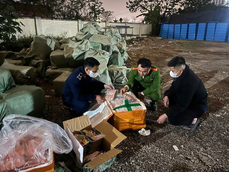 "Bắt sống' chiếc xe tải chứa hơn 10 tấn thực phẩm đông lạnh không rõ nguồn gốc