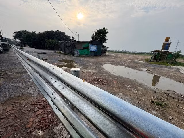 Giải tỏa bãi xe tải tự phát rộng hàng nghìn m2 tại xã Phú Xuyên
