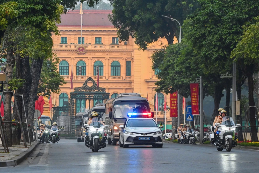 Công an Hà Nội diễn tập phương án dẫn đoàn, xếp xe phục vụ Đại hội XIV của Đảng