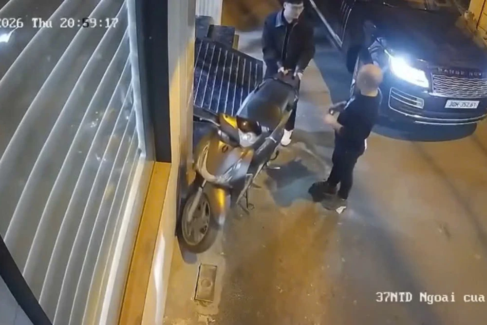 Cơ quan Công an làm rõ "người đàn ông áo đen" đâm thủng lốp xe SH dựng bên đường