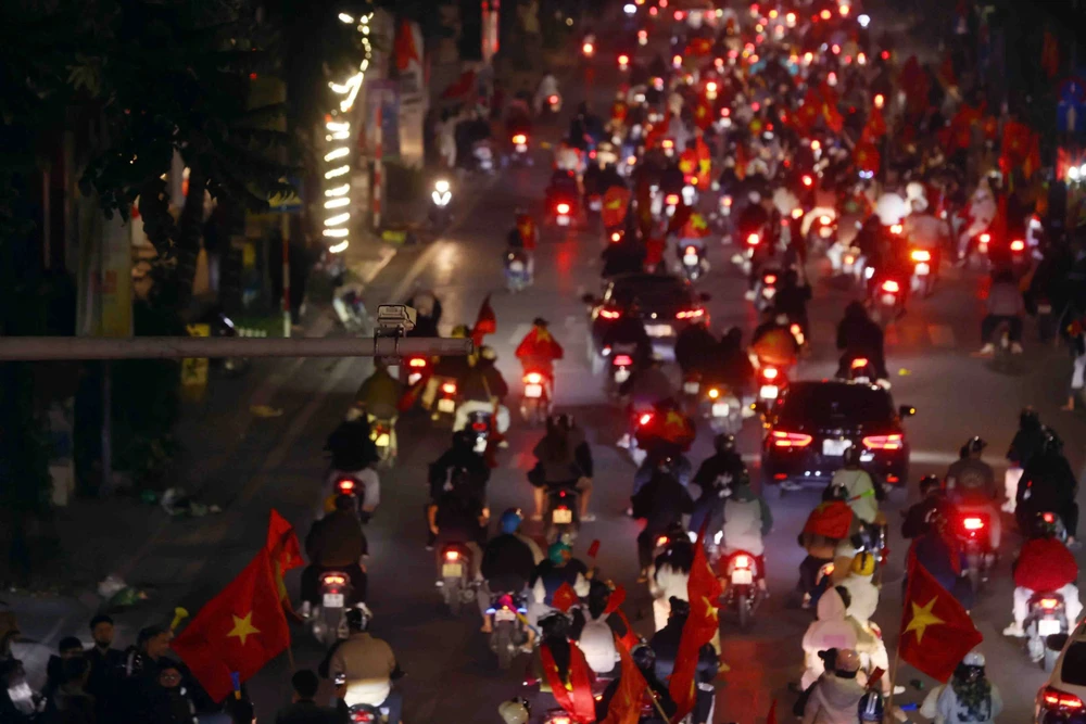 Camera AI ghi hình ảnh Hà Nội bình yên trong "bão lớn" 