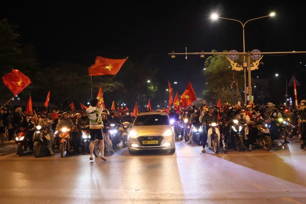 Camera AI ghi lại khoảnh khắc đáng nhớ - người dân Hà Nội đi "bão" sau chiến thắng trước U22 Thái Lan