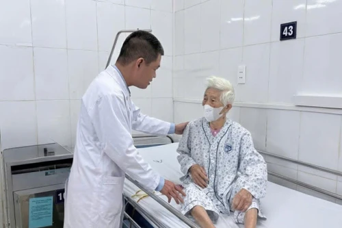 Bệnh viện Xanh Pôn điều trị thành công ca bệnh 105 tuổi viêm túi mật hoại tử - sỏi ống mật chủ bằng phẫu thuật nội soi 