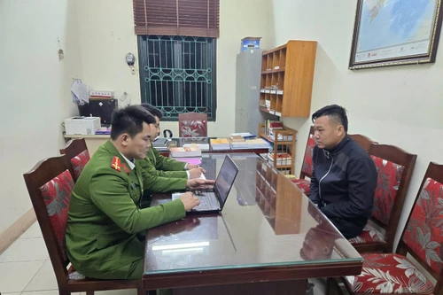 Bắt đối tượng tàng trữ vũ khí quân dụng đe doạ người thân