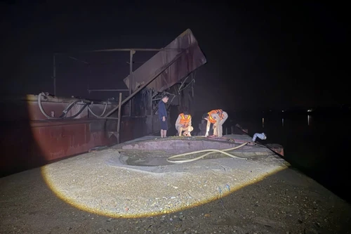 Phát hiện 2 phương tiện khai thác cát trái phép trên sông Cầu