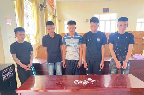 Bắt 5 đối tượng tổ chức sử dụng ma tuý