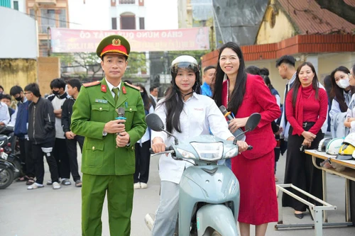 Học sinh hào hứng luyện tập các kỹ năng lái xe gắn máy an toàn