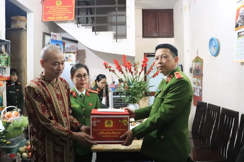 Lãnh đạo Công an Hà Nội thăm, tặng quà gia đình liệt sĩ