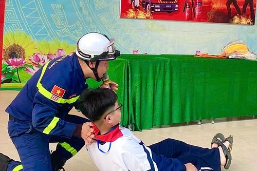 Hơn 650 cán bộ, giáo viên, học sinh tham gia trải nghiệm, thực hành kỹ năng phòng cháy, chữa cháy