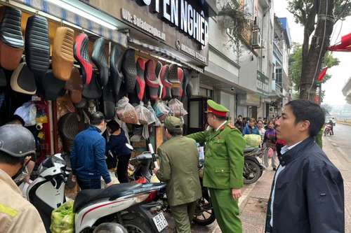 Triển khai các giải pháp xử lý “chợ cóc, chợ tạm, điểm kinh doanh tự phát” tại phố Cầu Mới