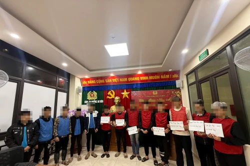 Mang theo hung khí gây rối trật tự công cộng, 12 đối tượng bị tạm giữ hình sự