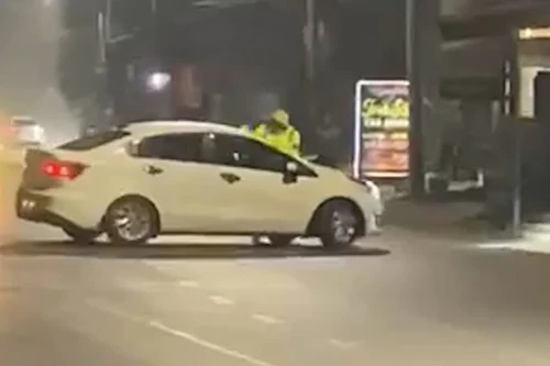 Khống chế tài xế ô tô hất văng Cảnh sát giao thông để 'thông chốt' kiểm tra nồng độ cồn