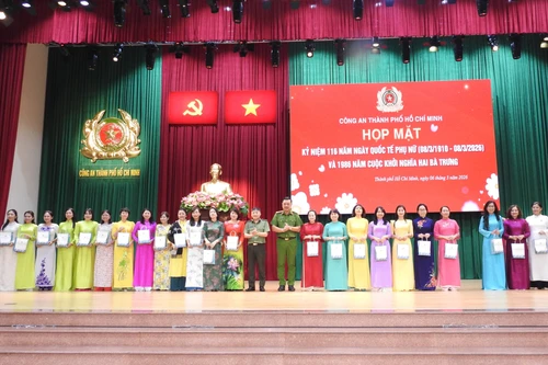 Cabin cáp treo mở ra góc nhìn ngoạn mục về vịnh Nha Trang từ trên cao