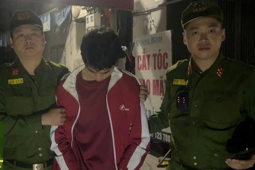 Cảnh sát 113 cùng người dân khống chế đối tượng trộm cắp tài sản lúc nửa đêm