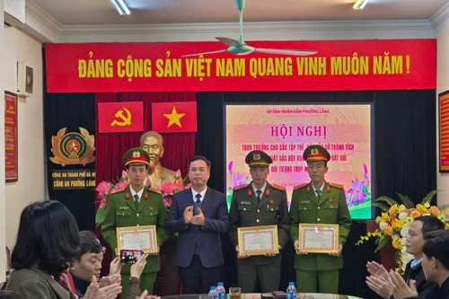 Khen thưởng các cá nhân lập thành tích đấu tranh, trấn áp tội phạm