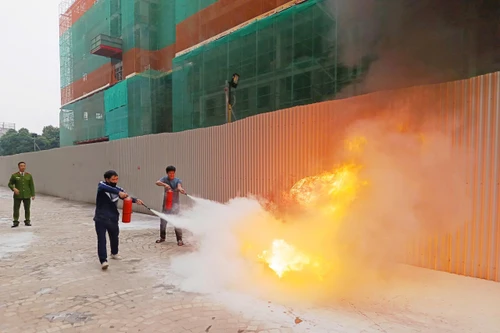 Tập huấn kỹ năng xử lý hoả hoạn cho cư dân chung cư Phenikaa