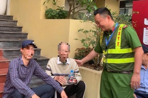 Kịp thời hỗ trợ cụ ông đi lạc, ngất xỉu, trở về an toàn với gia đình